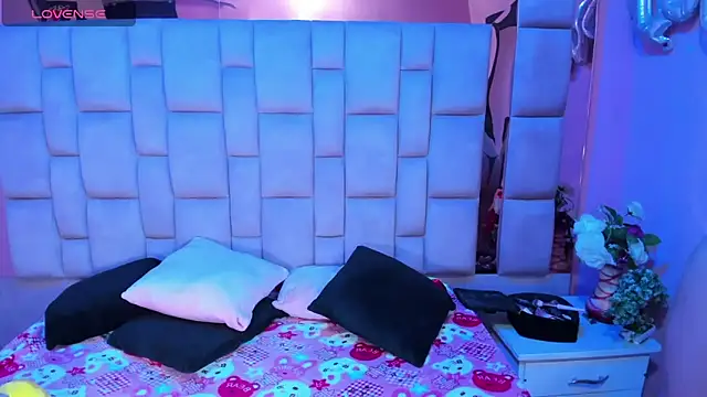 Emmily_Walker's cam snapshot