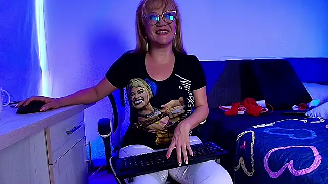 naomi_diamond_'s cam snapshot