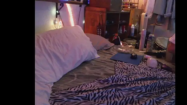 Pussyeat2please live sex cam