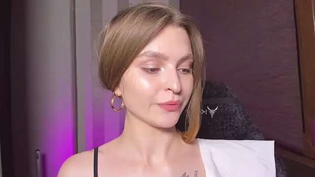 MollyRufous's cam snapshot