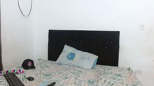 Lulu_and_smith's cam snapshot