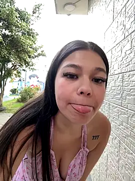 Alyshanon18's cam snapshot