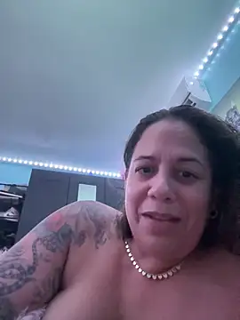 PrettyKittyMia live sex cam