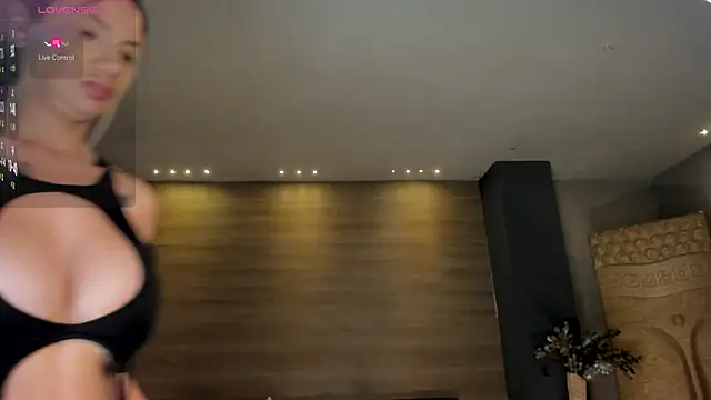 NiaHolland live sex cam