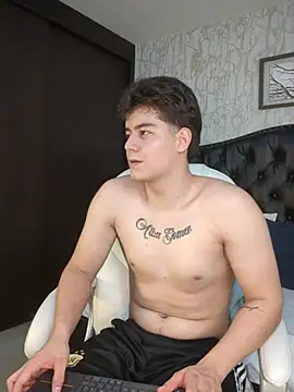 MaxxiCruzz live sex cam