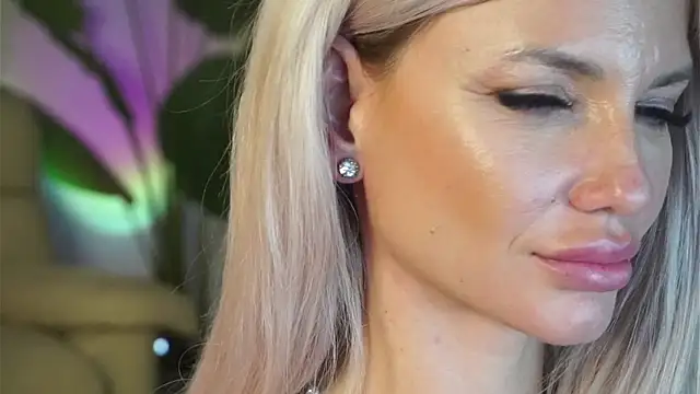 SweetBlondy35's cam snapshot