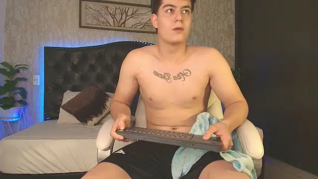 MaxxiCruzz live sex cam