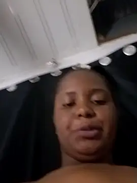 Queen-BEEE live sex cam