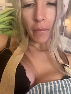 BarbieBlondieGirl live sex cam