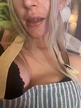 BarbieBlondieGirl's cam snapshot