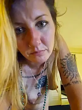 SheIsSomething live sex cam