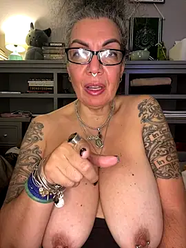 dieseldame1313's cam snapshot