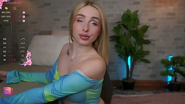 BabyyyLunaX live sex cam