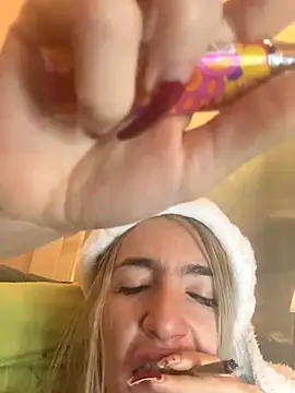 BarbieBlondieGirl's cam snapshot