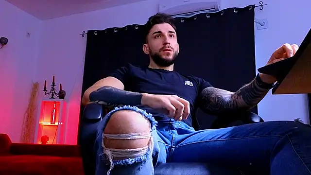 MightyAaron66 live sex cam