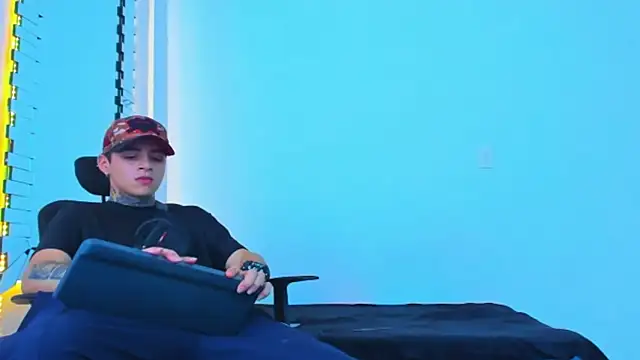 HOT_boy2025's cam snapshot