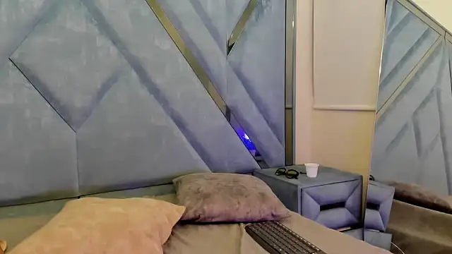 LauryAndNarem69's cam snapshot