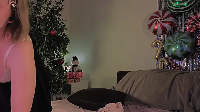 ELLIEJAY's cam snapshot