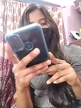 Surbhi-dixit's cam snapshot