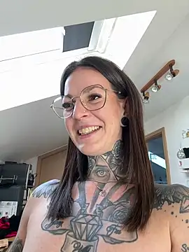BrownieyQueen live sex cam
