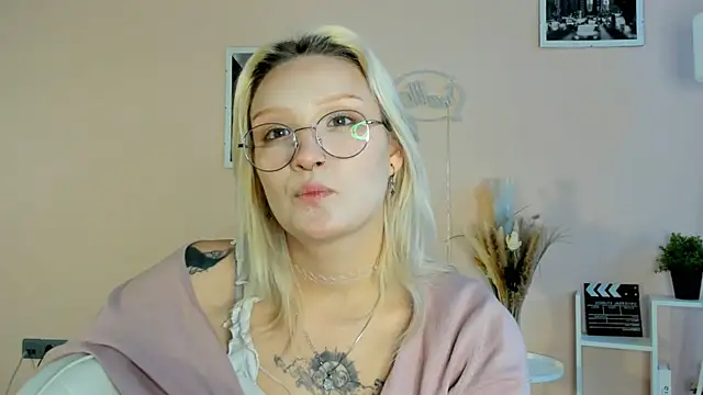 AdelinaMaddalena's cam snapshot