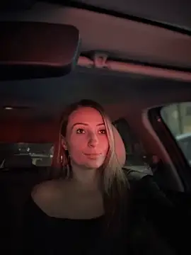 LetsFunKARINA live sex cam