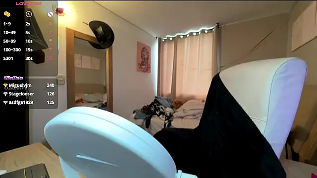 cloe_small's cam snapshot