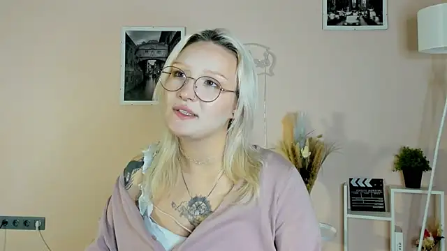 AdelinaMaddalena's cam snapshot