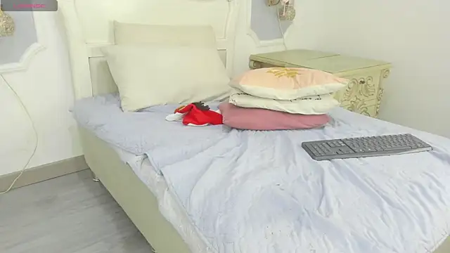 ChikiBom28's cam snapshot