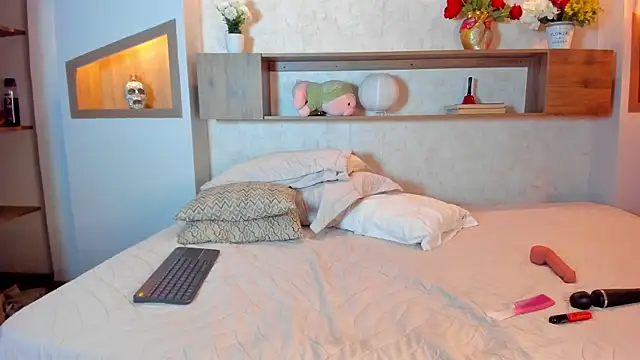 Emilly_Beaumont's cam snapshot