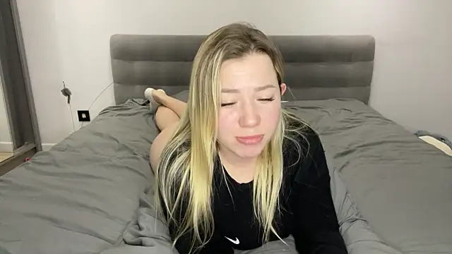 Embersweetbunny's cam snapshot