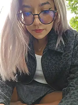 Pretty_roxxyy live sex cam