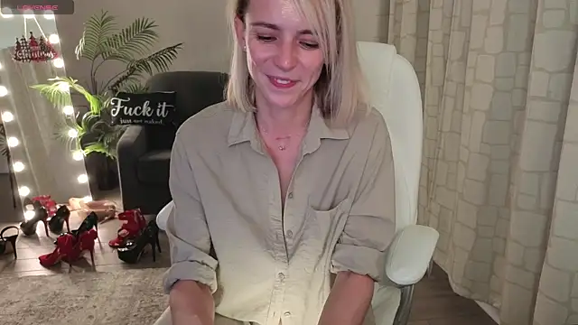 YourMarthaMayer's cam snapshot