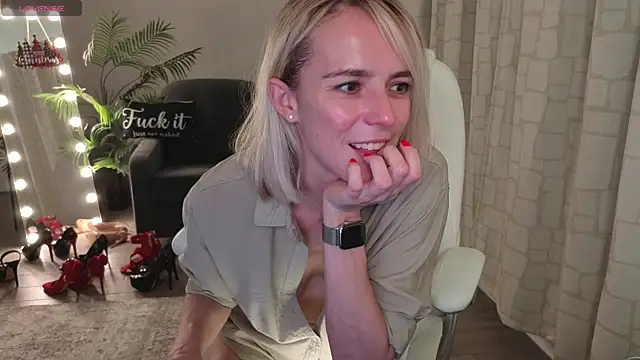 YourMarthaMayer's cam snapshot