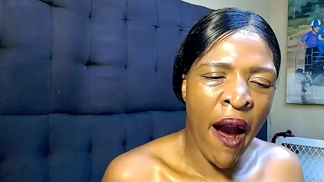 SpicyQueenxxxx's cam snapshot