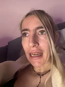 BarbieBlondieGirl live sex cam