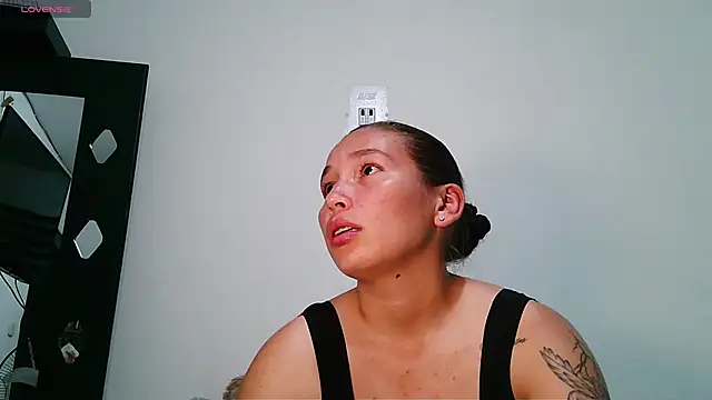 Mia__Valeria live sex cam