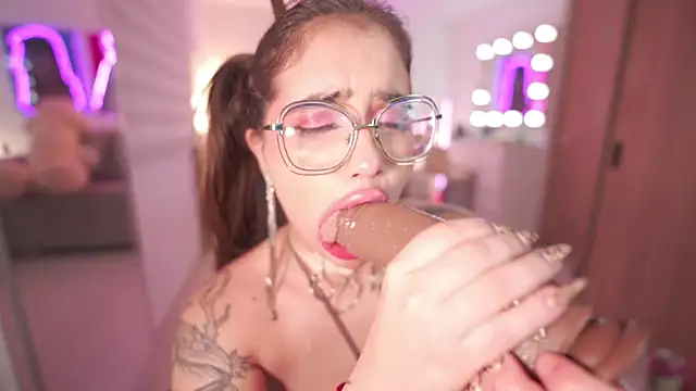 LeahPrada_'s cam snapshot