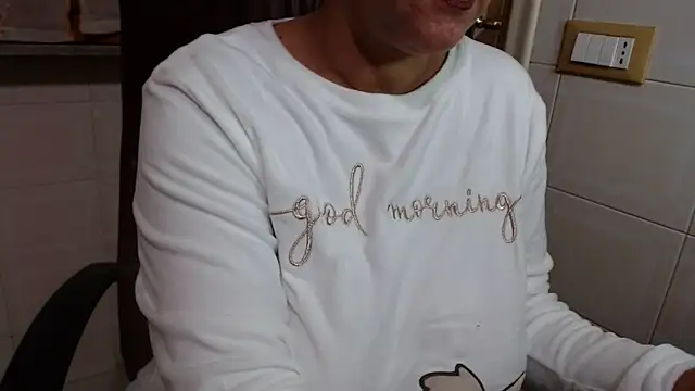 Foxlady2271's cam snapshot