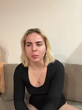 AmieGlow live sex cam