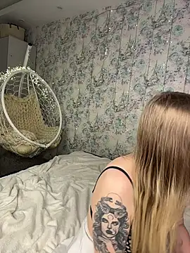 TizzEmiliy's cam snapshot