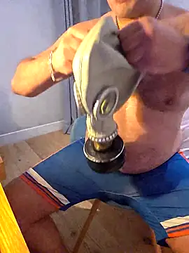 CloudyMuscleBeefy's cam snapshot