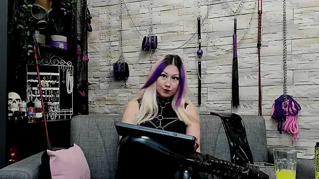 CruelMistress live sex cam