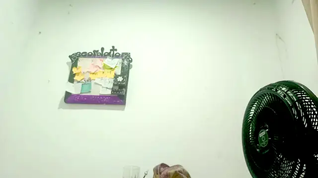 PetiteIvoryQueen19's cam snapshot