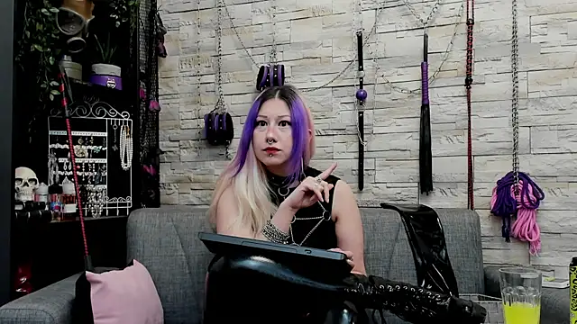 CruelMistress live sex cam