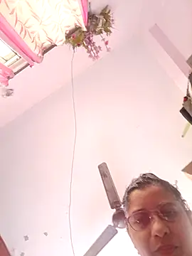 thanusi_2's cam snapshot