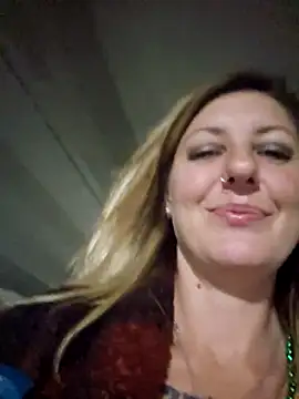 SheIsSomething live sex cam