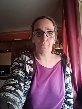 Dettybitch40 live sex cam