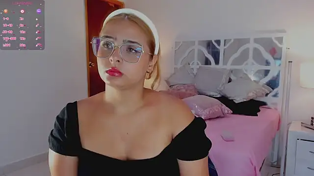 MikaelaStone live sex cam