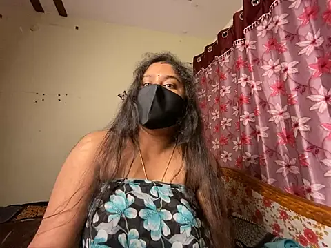 LouleyRanii live sex cam